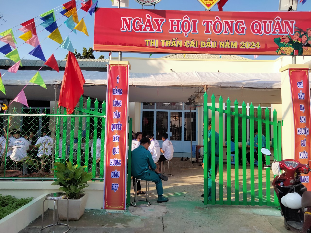 quang cảnh họp mặt thanh niên chuẩn bị thi hành NVQS