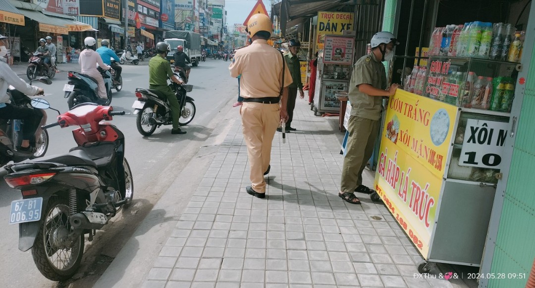 cơ quan chuyên môn thị trấn Cái Dầu ra quân lập lại trật tự lòng lề đường vỉa hè