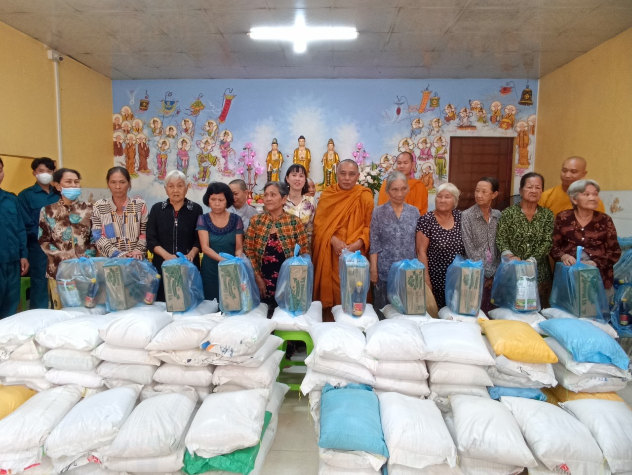 Quang cảnh buổi trao quà