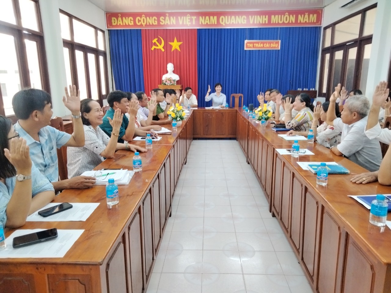 các đồng chí dự họp biểu quyết Lấy ý kiến tham vấn về đánh giá tác động môi trường của dự án “Khai thác cát trên sông Hậu đoạn thuộc thị trấn Cái Dầu, xã Bình Long, huyện Châu Phú và xã Bình Thạnh Đông, huyện Phú Tân, tỉnh An Giang”