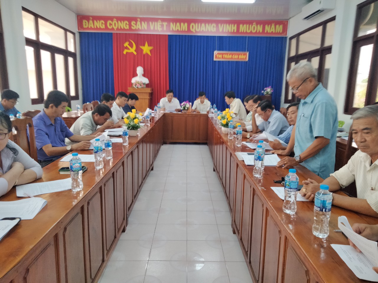 Quang cảnh cuộc họp