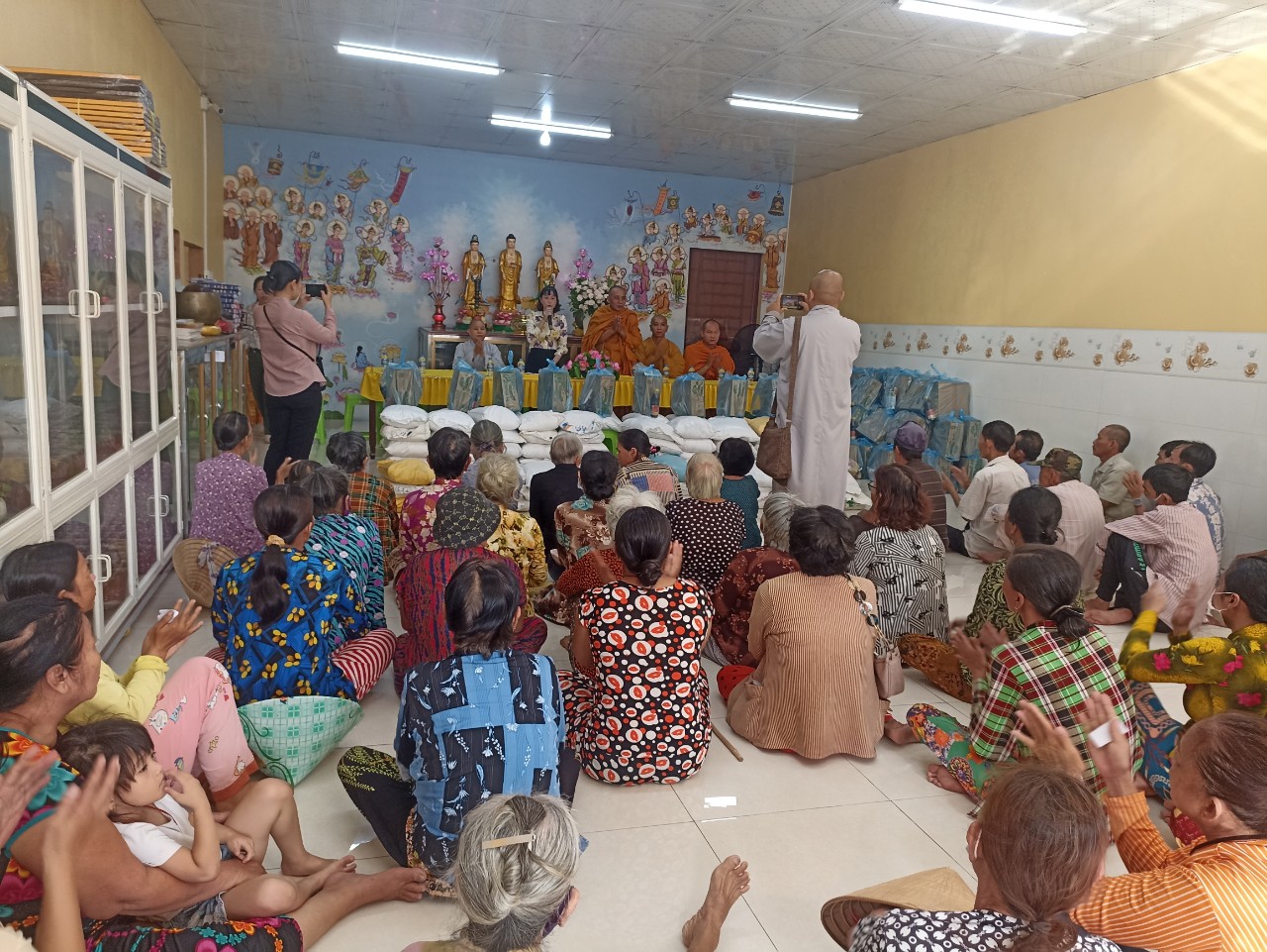 Quang cảnh buổi trao quà