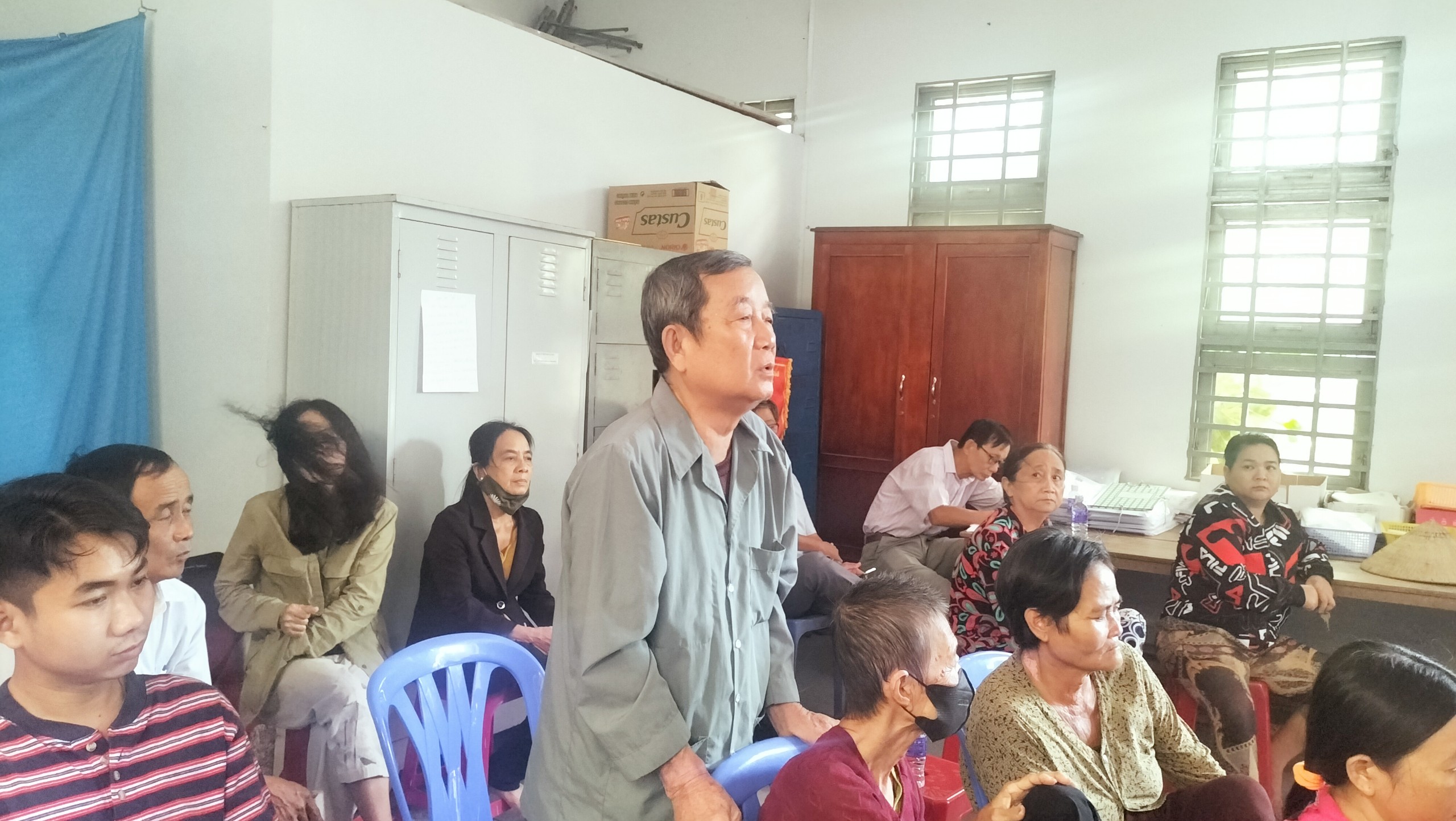 bà con nhân dân khóm Vĩnh Phúc đóng góp ý kiến tại Hội Nghị