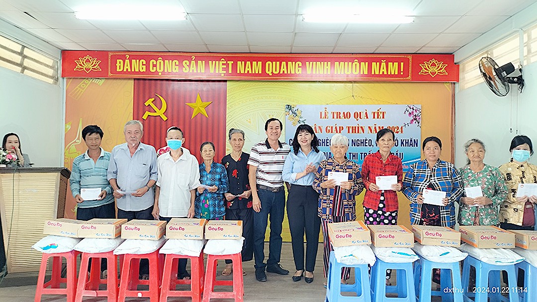 Quang cảnh buổi trao quà