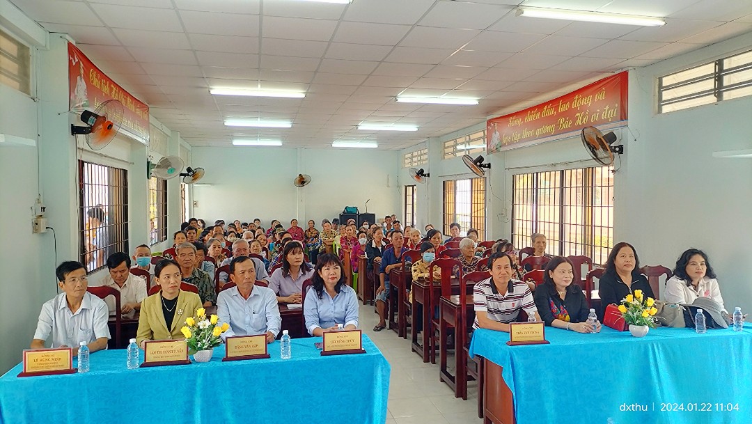 Quang cảnh buổi trao quà