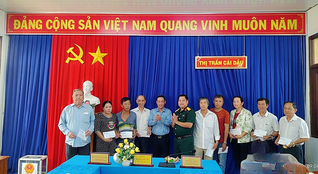 Quang cảnh buổi trao quà