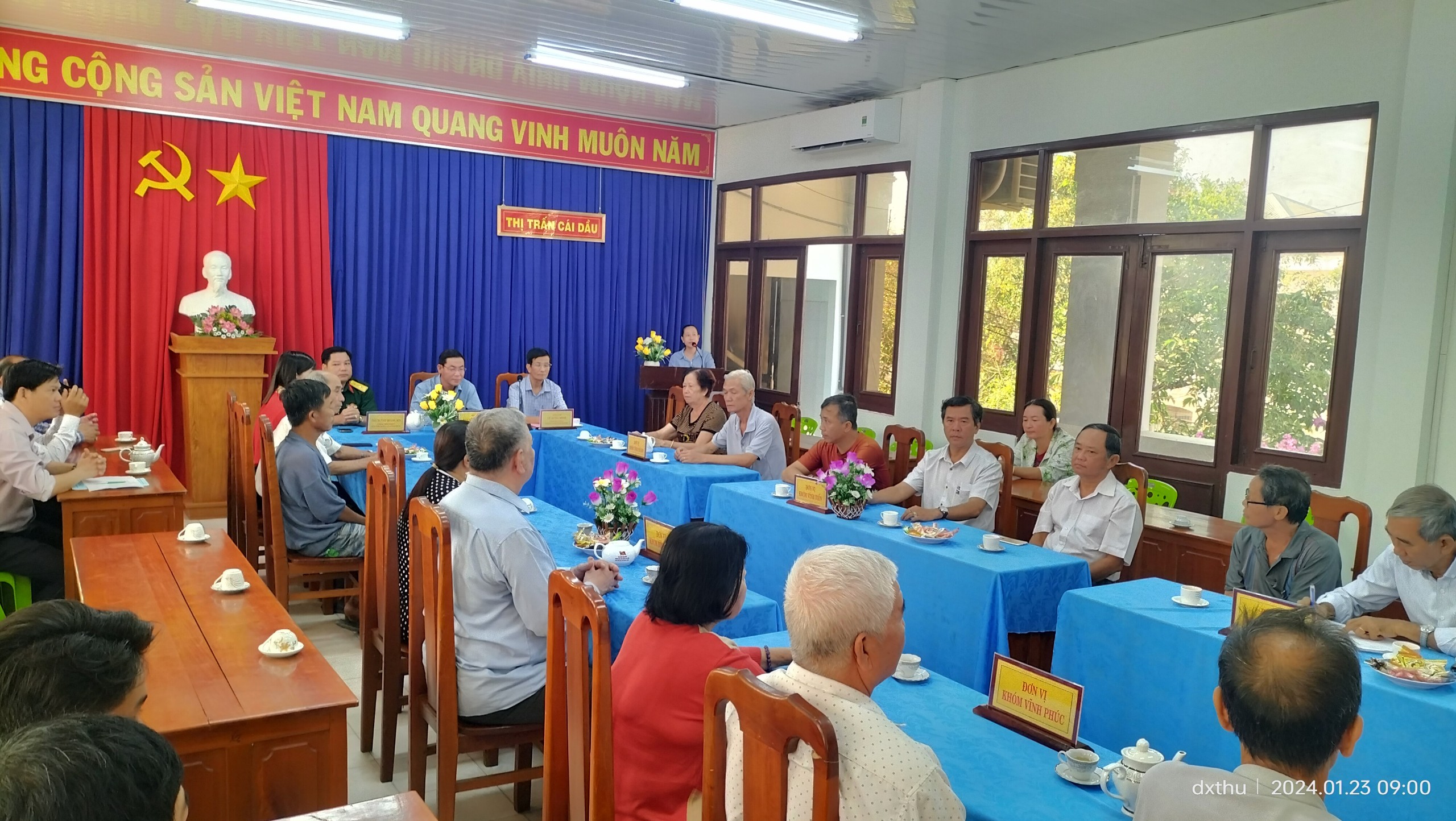 Quang cảnh buổi trao quà