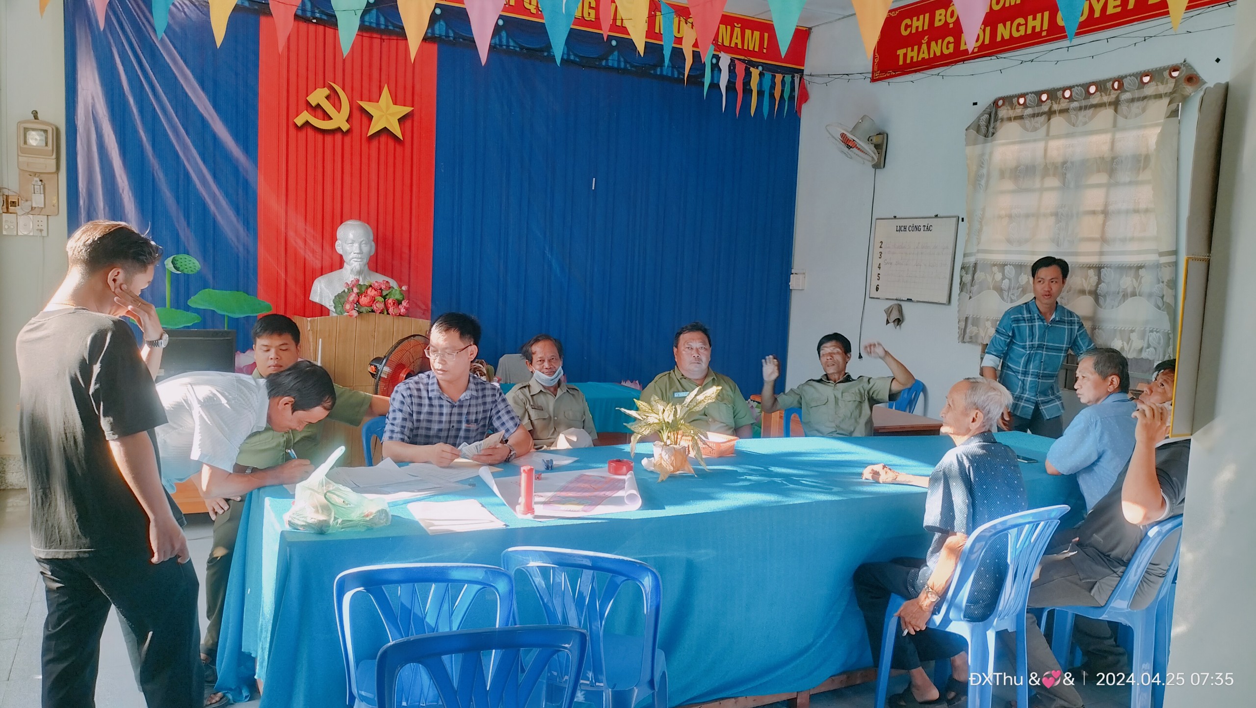 Quang cảnh cuộc họp chuẩn bị ra quân diệt lăng quăng tai khóm Vĩnh Phúc
