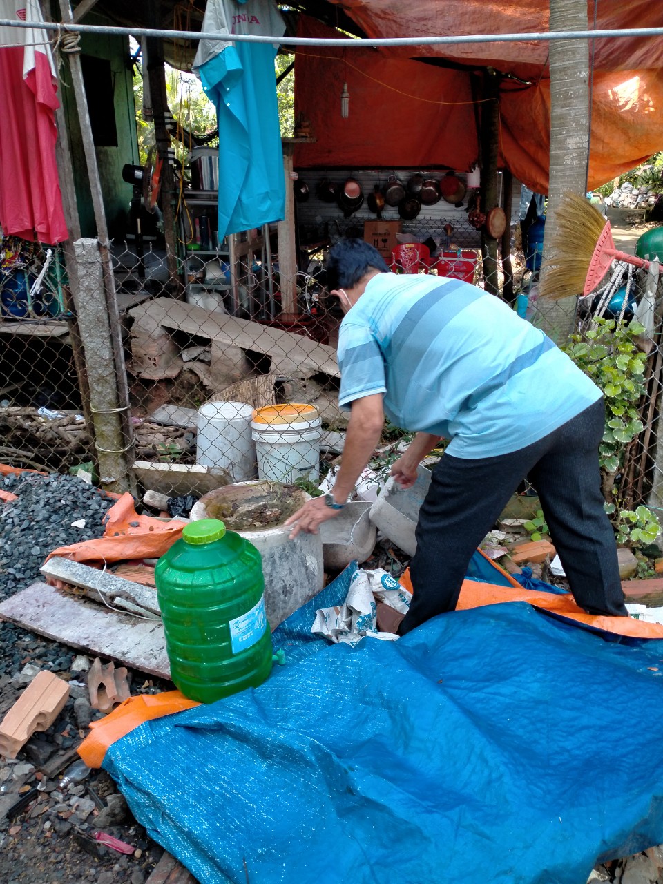 Thành viên các tổ tham gia vệ sinh môi trường đổ lu khạp chưa lăng quăng