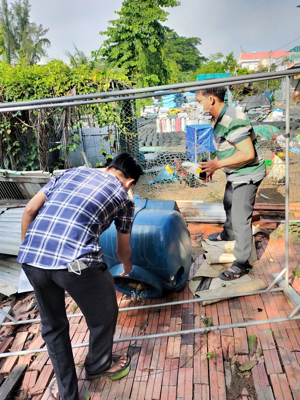 Thành viên các tổ tham gia vệ sinh môi trường đổ lu khạp chưa lăng quăng