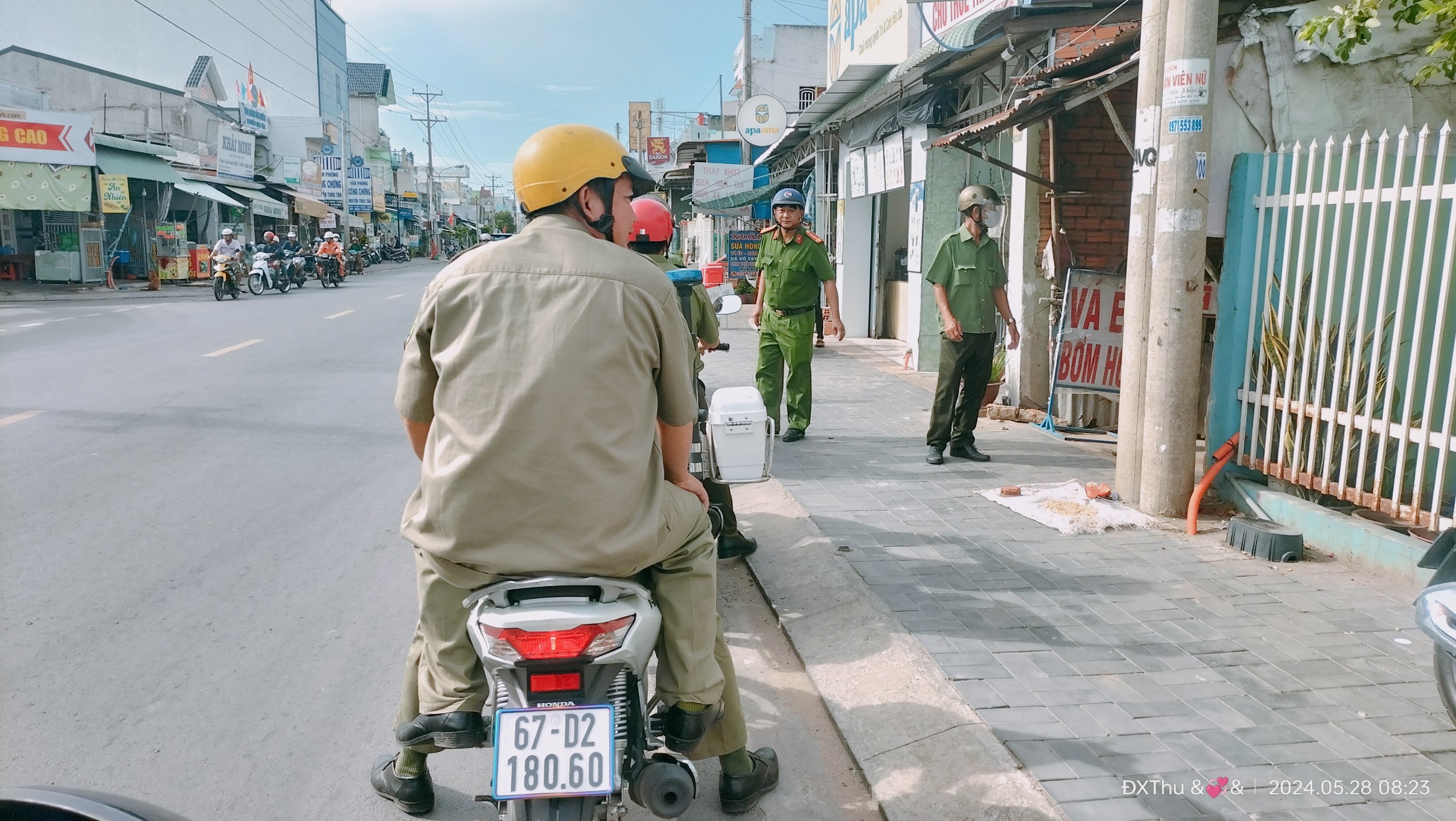 cơ quan chuyên môn thị trấn Cái Dầu ra quân lập lại trật tự lòng lề đường vỉa hè