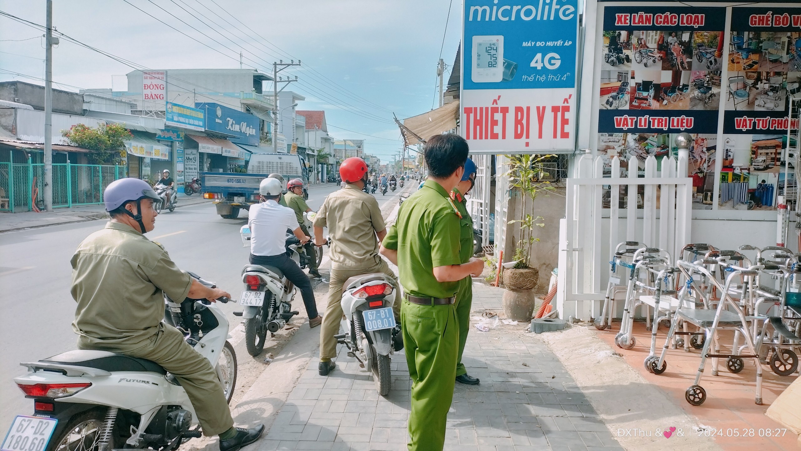 cơ quan chuyên môn thị trấn Cái Dầu ra quân lập lại trật tự lòng lề đường vỉa hè